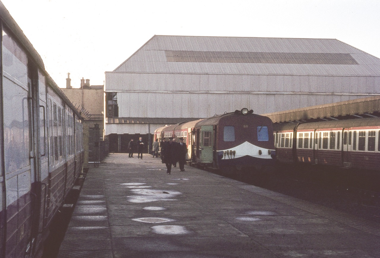 A photo from 1976 showing an NIR train at Queen's Quay Station
